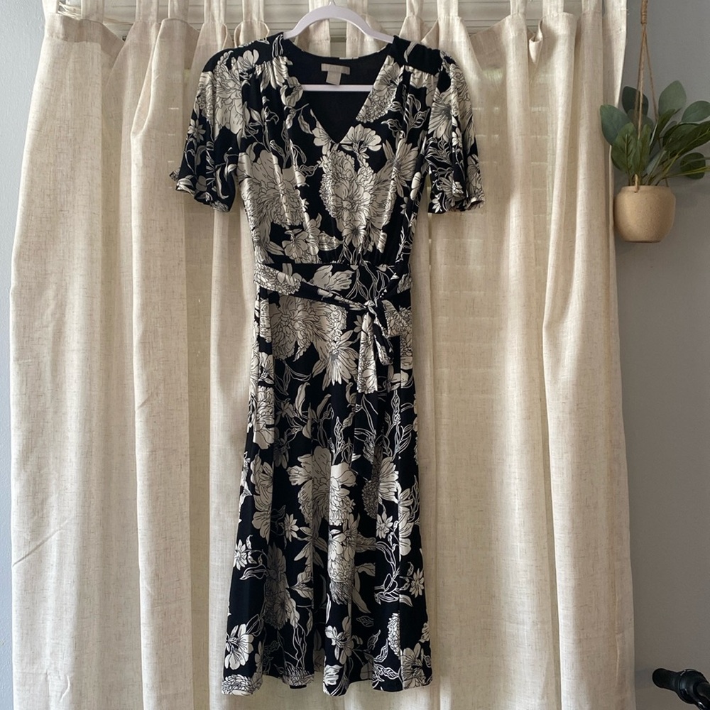 H&M Black and White floral Flowy dress XS